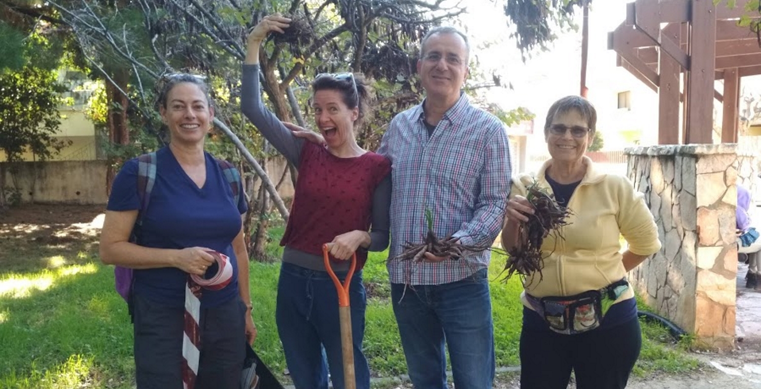 ראש מועצת זכרון יעקב זיו דשא ותושבים במבצע הטמנת הפקעות